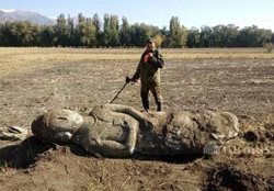 مجسمه تاریخی عظیمی در مزرعه ای واقع در قرقیزستان کشف شد