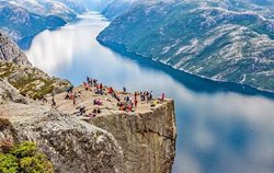 صخره پالپیت یکی از جاهای دیدنی نروژ است