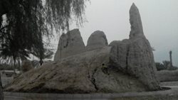 قلعه مرکزی تخت یکی از جاذبه های گردشگری استان هرمزگان به شمار می رود