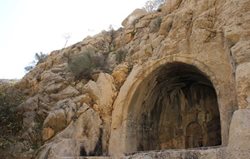 ایوان سنگی استهبان یکی از جاهای دیدنی استان فارس است