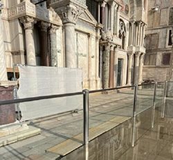 ونیز برای محافظت از کلیسای سینت مارکو در برابر سیل در اطراف آن حصاری شیشه ای قرار داد