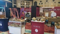 استقبال گردشگران خارجی از نمایشگاه صنایع دستی ایران در دوحه