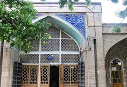 مدرسه شیخ علی خان زنگنه یکی از بناهای تاریخی استان همدان به شمار می رود