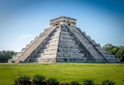 زنی برای بالا رفتن از معبد کوکولکان مکزیک جریمه نقدی شد