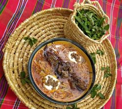 آش ترش قورمه کما یکی از غذاهای سنتی استان سمنان به شمار می رود