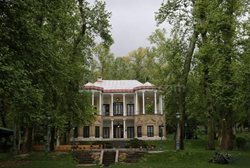 عملیات گلکاری فصلی با هدف زیباسازی محوطه و فضای سبز باغ تاریخی کاخ نیاوران انجام شد