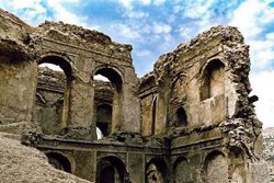 قلعه تاریخی دیشموک یکی از دیدنی های کهگیلویه و بویراحمد به شمار می رود