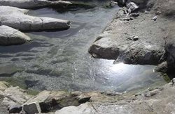 چشمه آبگرم بزمان یکی از جاذبه های طبیعی سیستان و بلوچستان است