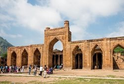 مسجد ارهای الدین کاجونپرا یکی از مساجد دیدنی هند است