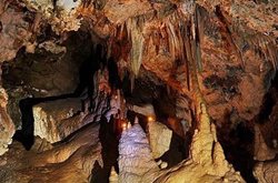 غار وشنوه یکی از جاذبه های طبیعی استان قم است