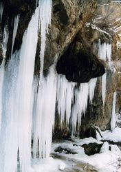 آبشار چیکان یکی از جاذبه های طبیعی استان فارس به شمار می رود