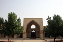 قلعه مدرسه خیرآباد هم اکنون تعطیل و خالی از بازدید کننده است