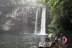 آبشار چئونجیون یکی از جاذبه های دیدنی جزیره جیجو به شمار می رود