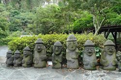 مجسمه های پدربزرگ سنگی یکی از دیدنی های جزیره جیجو به شمار می رود