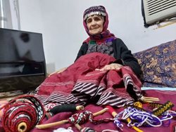 احیای هنر در دست فراموشی شاه ریسه دوزی توسط بانوی 88 ساله مینودشتی