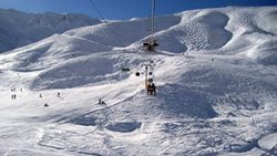 پیست اسکی شمشک یکی از جاذبه های تفریحی استان تهران به شمار می رود