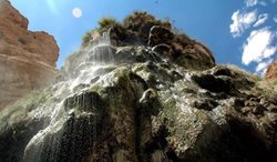 آبشار رحمت آباد یکی از جاذبه های طبیعی استان فارس به شمار می رود