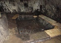 حمام سنگی گیوی شاهکار معماری دستکند در دل غار است