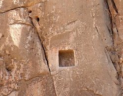 کشف یک کتیبه سنگ گور جدید به خط پهلوی کتابی در صخره های نقش رستم