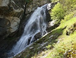 آبشار گلوسنگ یکی از جاذبه های طبیعی آذربایجان شرقی به شمار می رود