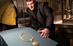 کشف زنجیر و آویزی تاریخی از جنس طلا با استفاده از دستگاه فلزیاب