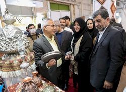 وزیر میراث فرهنگی کشور تسهیلات 20 میلیون تومانی خرید صنایع دستی را دریافت کرد