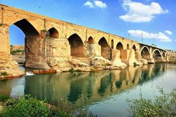 پل قدیم دزفول وضعیت نابسامانی دارد و بیم فروریختن قسمتهایی از آن وجود دارد