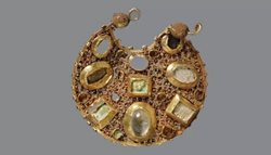 کشف یک جفت گوشواره طلا جواهرنشان در بین گنجینه ای از طلا و نقره در آلمان