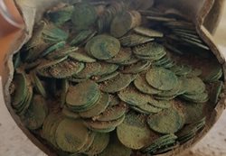 کشف مجموعه بزرگی از سکه های تاریخی درون یک ظرف سرامیکی در لهستان