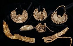 کشف گنجینه ای تاریخی از جنس طلا و ده ها سکه با استفاده از دستگاه فلزیاب