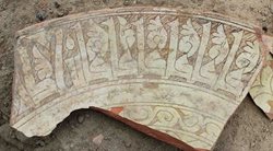 کشف سفال لعاب و کتیبه دار و اشیای برنزی و شیشه در کاوشهای اضطراری بندر تاریخی تیس