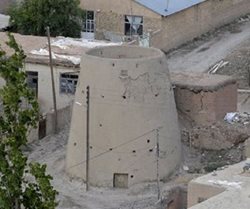 برج چاشم یکی از جاذبه های گردشگری استان سمنان به شمار می رود