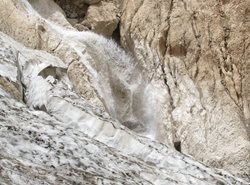 آبشار پی دنی یکی از جاذبه های طبیعی سمیرم است