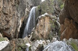 آبشار تنگسا یکی از جاذبه های طبیعی استان فارس است