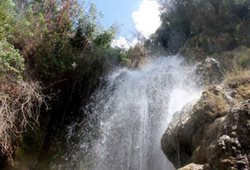 آبشار کوهمره سرخی یکی از جاذبه های طبیعی استان فارس به شمار می رود