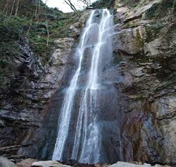 آبشار شادان یکی از دیدنی های معروف استان گلستان است