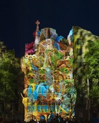 اجرای نمایشی چشم نواز با استفاده از نورپردازی بر روی ساختمان مشهور بارسلونا