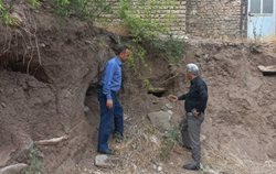 کشف چند گور باستانی در هنگام خاکبرداری در رودبار