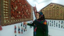 نمادها و نقشهای انسی با ذهنیت انتزاعی مادران ترکمن بافته شده اند