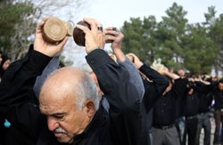 سنگ زنی نوعی آیین مذهبی است که در یکی از شهرستانهای خراسان شمالی اجرا می شود