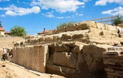 کشف بقایای یک معبد رومی در محوطه ساخت یک مجتمع تجاری تفریحی در ایتالیا