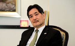 بازدید سفیر ژاپن از کوره سفالگری کوبه ای و محل ساخت و تولید سفالینه های زرین فام ایرانی