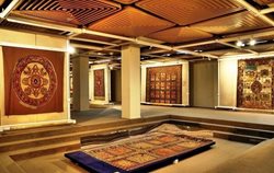 فرشهای داخل موزه فرش ایران با فرشهای موجود در مخزن عوض خواهند شد