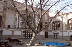 خانه تاریخی حیدرزاده؛ عمارتی زیبا با شیشه هایی رنگارنگ