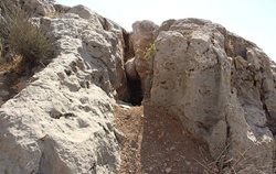 تخریب و شکسته شدن دو استودان ساسانی در مرودشت توسط جویندگان گنج