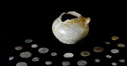 کشف ظرفی پر از سکه در یک شومینه در اسکاتلند