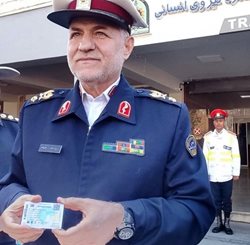 رونمایی رئیس پلیس راهور فراجا از گواهینامه دوزبانه
