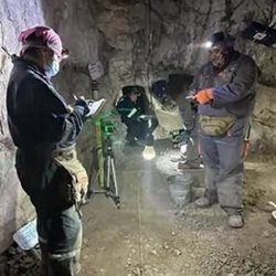 کشف یک گور 2500 ساله در غاری واقع در مکزیک