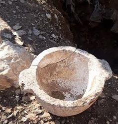 کشف یک گلدان سنگی مربوط به دوران ساسانیان در منطقه مهریان یاسوج