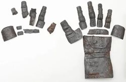 باستان شناسان یک دستکش آهنین قرون وسطایی را کشف کردند